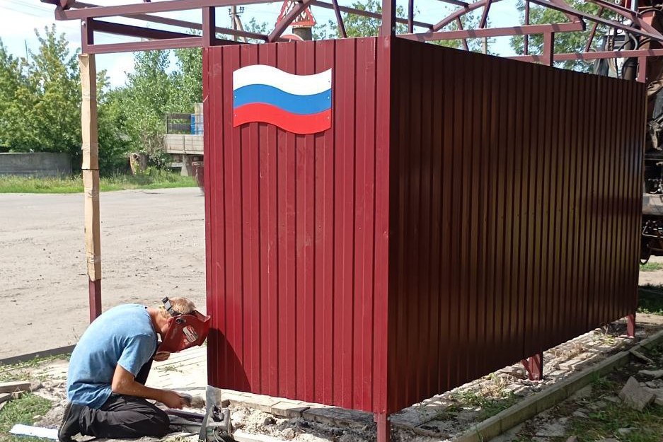 В Куйбышевском муниципальном округе начали устанавливать остановочные павильоны от шефов .