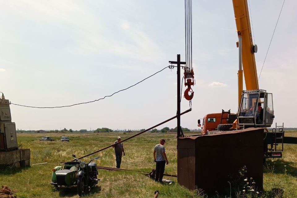 В селе Новгород заменили глубинный насос на скважине.