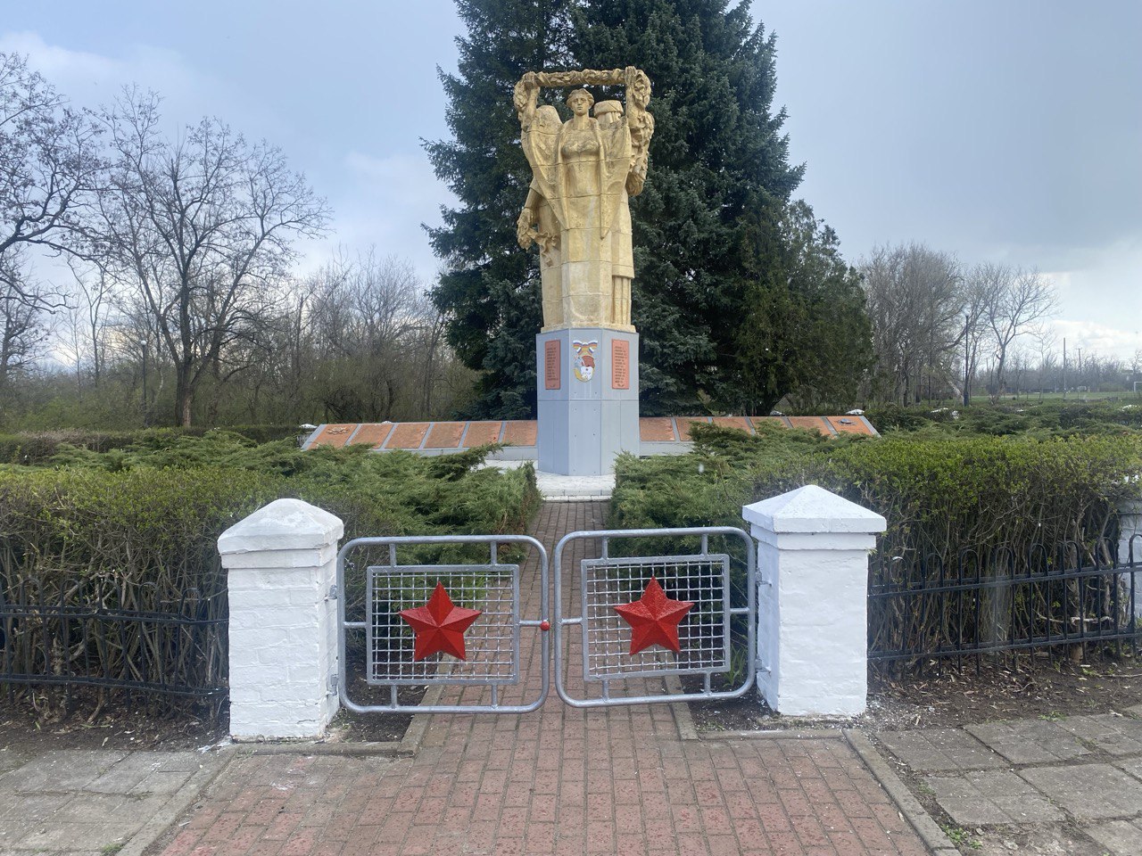 Шефы закончили работы на мемориале в Розовке.