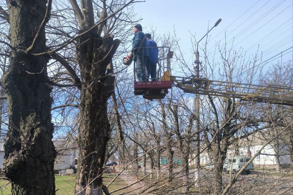 Коммунальные службы Куйбышевского района ежедневно ведут работы по благоустройству территории.