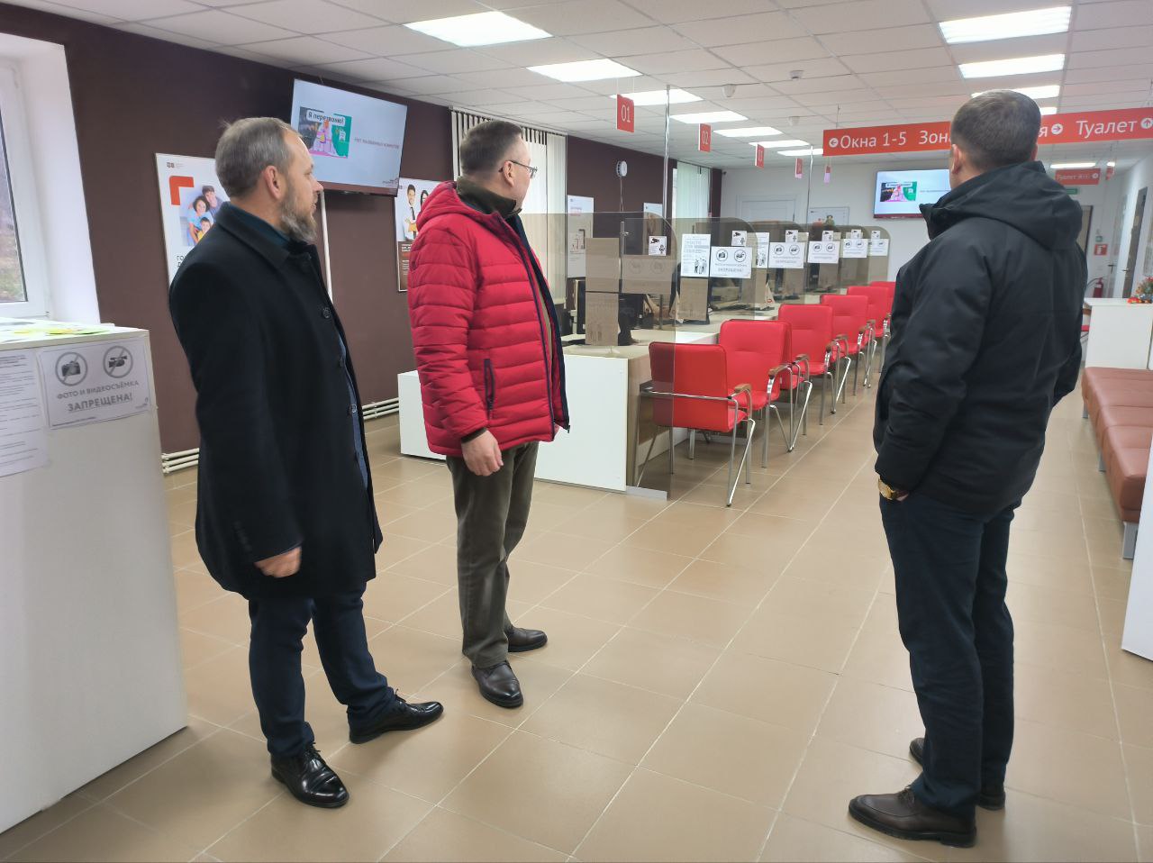 Шефы вместе с руководством округа осмотрели первый МФЦ в Куйбышевском округе.