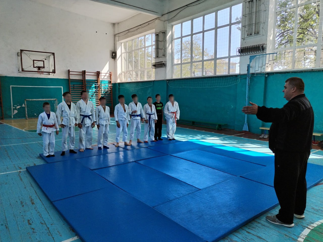 Открытая тренировка в Куйбышево познакомила школьников с миром единоборств.