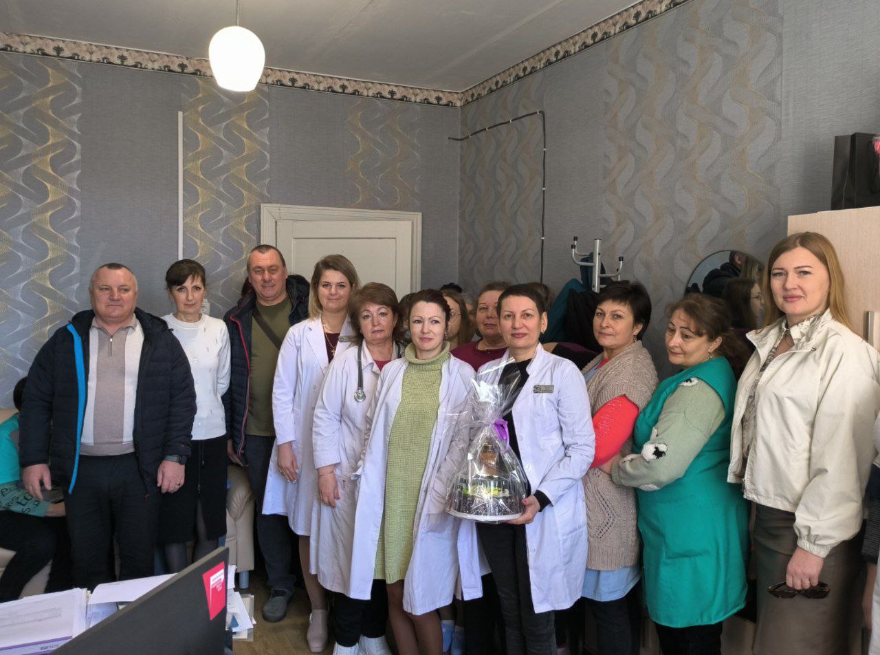 В преддверии Международного женского дня партийцы поздравили женскую часть рабочих коллективов Куйбышевского округа.