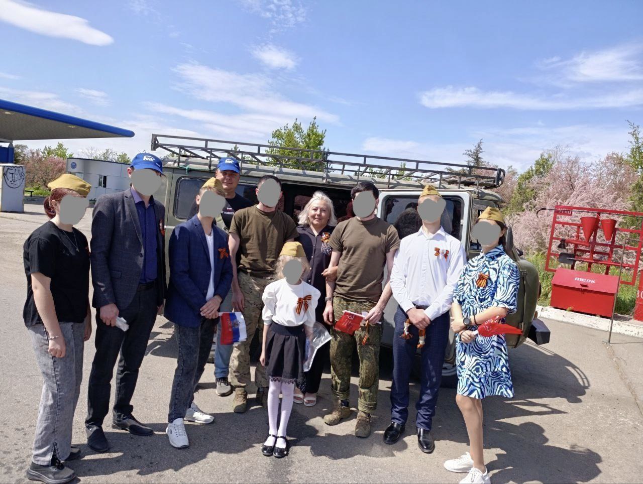 Учащиеся ГБУ ОО ЗО &quot;СОШ&quot; пгт. Куйбышево совместно с представителями администрации поздравили местных жителей и военных с наступающим праздником 80-ой годовщины Победы.