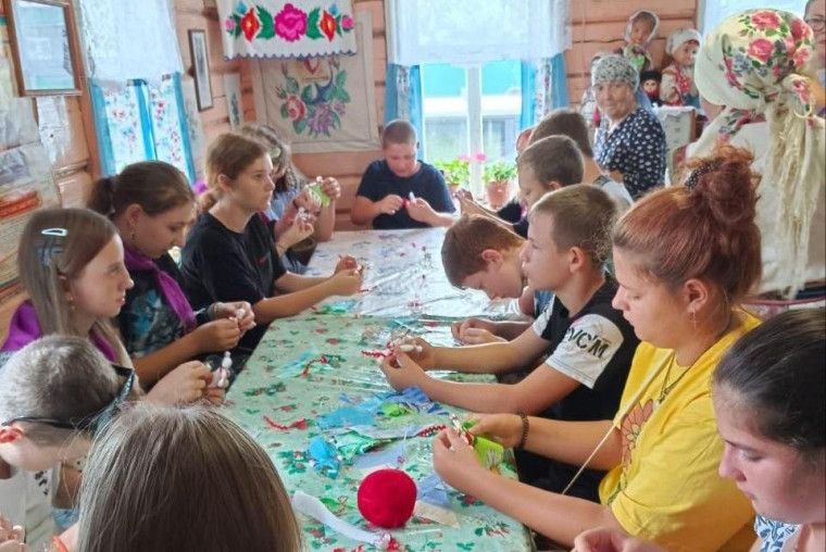 Ребята из Куйбышевского округа побывали в избе-усадьбе «Крестьянский двор XIX-XX веков» . Ребята из Куйбышевского округа побывали в избе-усадьбе «Крестьянский двор XIX-XX веков» .
