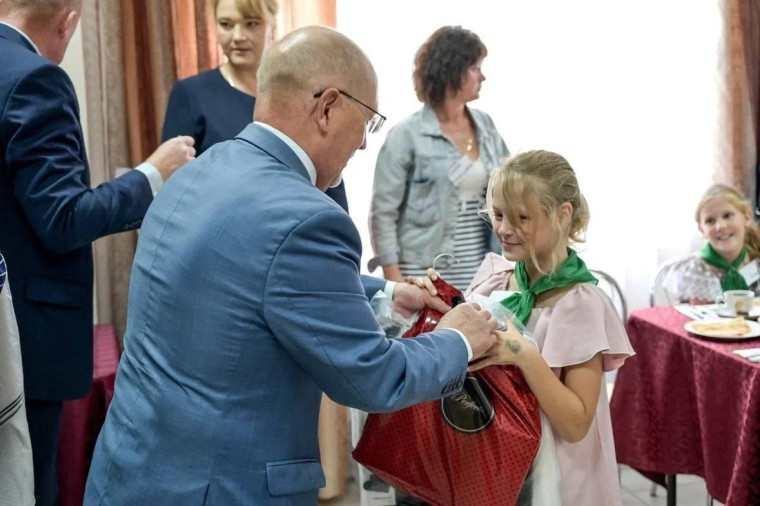 В Марий Эл детям из Куйбышевского округа подарили новую школьную форму . В Марий Эл детям из Куйбышевского округа подарили новую школьную форму .